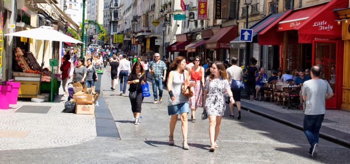 Des femmes se promenant en centre-ville.
