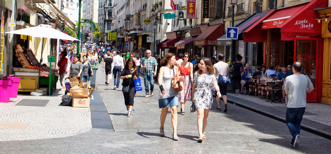 Des femmes se promenant en centre-ville.
