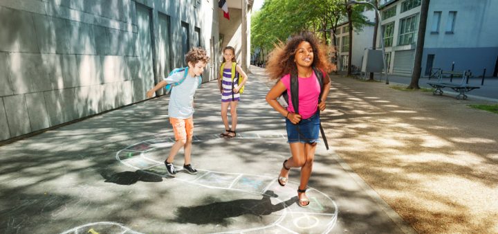 des enfants jouant dans une rue piétonne