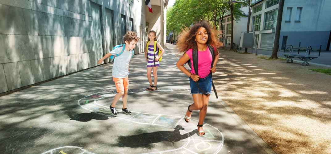 des enfants jouant dans une rue piétonne