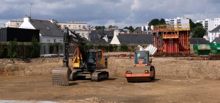 ZAN Bretagne : un chantier de construction de logements individuels, en périphérie de ville, à l'arrière-plan. ©Istock
