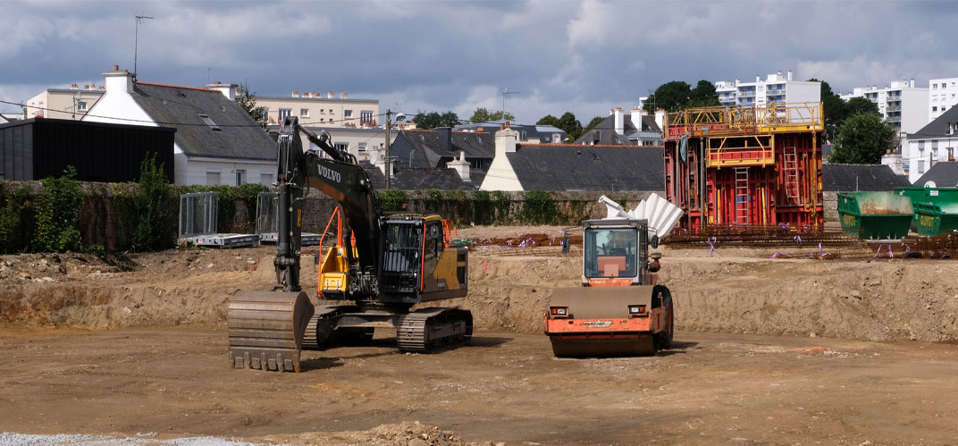 ZAN Bretagne : un chantier de construction de logements individuels, en périphérie de ville, à l'arrière-plan. ©Istock