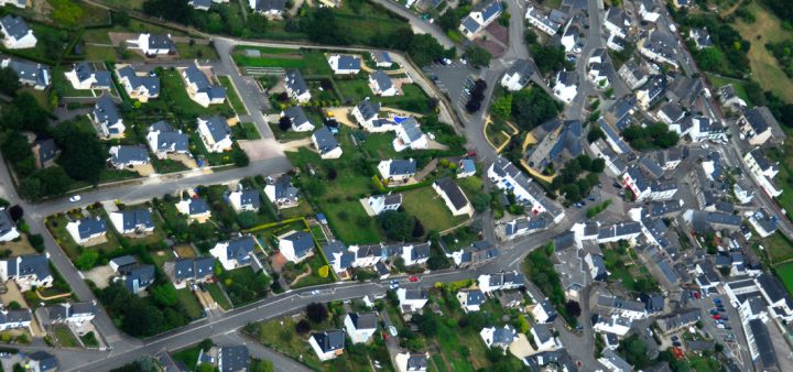 Vue aérienne d'une ville pavillonnaire. ©Istock