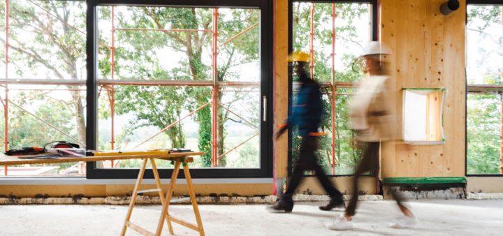 Bâtiments biosourcés : chantier de construction d'un petit immeuble en bois.