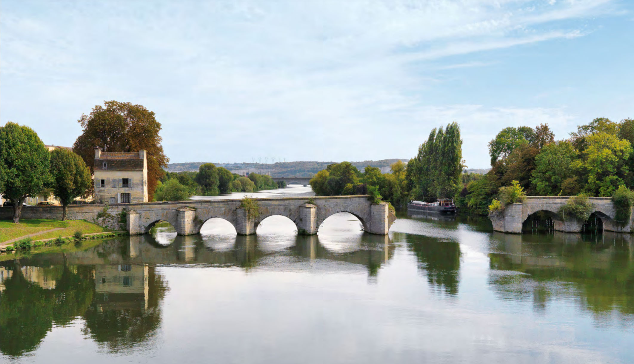 Les méandres de la Seine comme vous ne les avez jamais vus Il est des îles inhabitées, des espaces boisés, des champs ouverts, des carrés de vigne, des fermes isolées, des belvédères, des usines, des villages qui restent largement méconnus... À découvrir en photos. Découvrir "Terre de Seine"