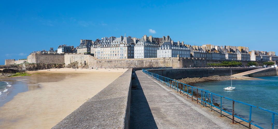 Vue d'une ville bretonne au bord de la mer où de plus en plus de maisons deviennent des résidences secondaires. Crédit : Drazen Zigic sur Freepik