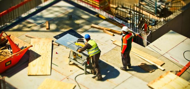 économie circulaire : des ouvriers du bâtiment sur un chantier.