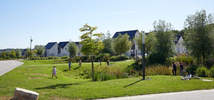 Gestion des pluviales : Le lotissement "Le Clos de la vallée" à Cintré utilise des puisards, des noues et des chaussées drainantes pour infiltrer les eaux pluviales et réduire le ruissellement urbain.