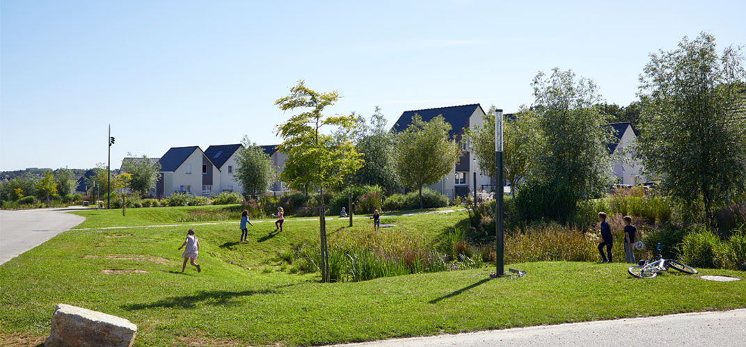 Gestion des pluviales : Le lotissement "Le Clos de la vallée" à Cintré utilise des puisards, des noues et des chaussées drainantes pour infiltrer les eaux pluviales et réduire le ruissellement urbain.