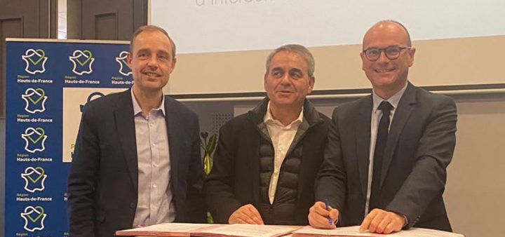 Réindustrialisation : signature des accords de Béthune, Sébastien Martin, le président d'Intercommunalités de France ; Xavier Bertrand, président du conseil régional des Hauts-de-France et Olivier Gacquerre, président de Béthune Bruay Artois Lys Romane et vice-président d’Intercommunalités de France.