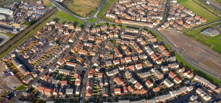 Vue aérienne d'une zone pavillonnaire dense