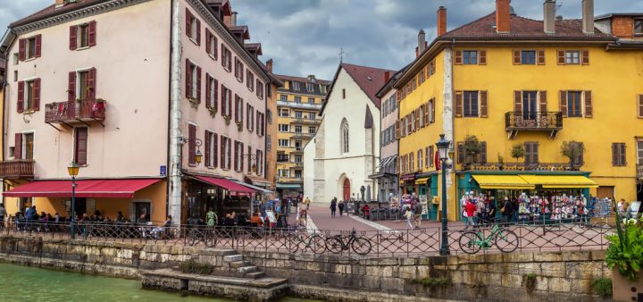 Interview de Nora Segaud-Labidi, adjointe au maire d’Annecy : vue du centre-ville historique.