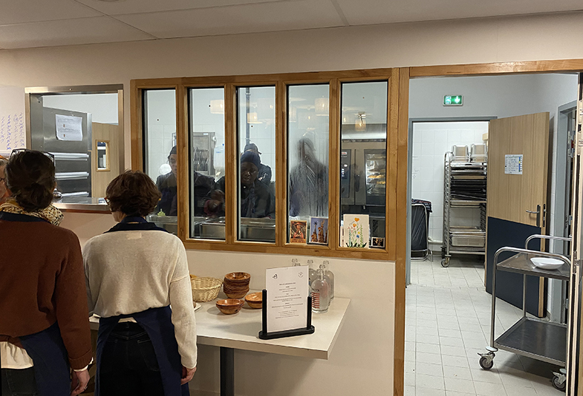 À La Défense, un restaurant pas comme les autres a trouvé sa place au milieu des tours. À La Salle à Manger, salariés du quartier et personnes en grande précarité partagent la même table. 