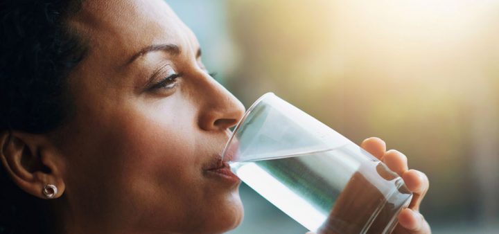 Ressource en eau : une femme buvant un verre d'eau