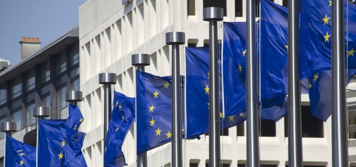 Crise du logement UE : des drapeaux européens en bannière