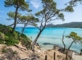 dessalement de l'eau de mer : vue d'une plage paradisiaque de la Côte-d'azur