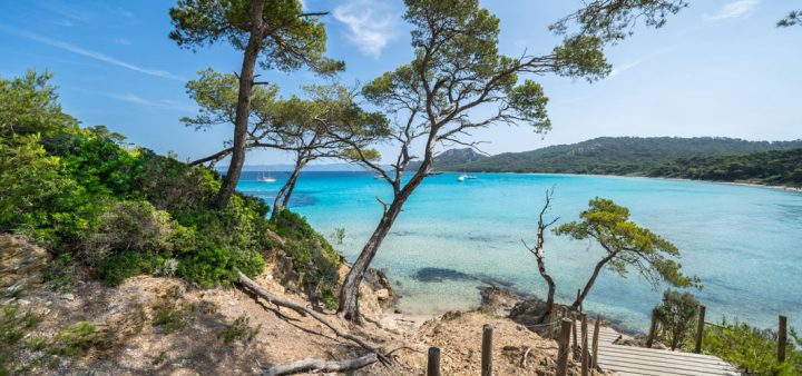 dessalement de l'eau de mer : vue d'une plage paradisiaque de la Côte-d'azur