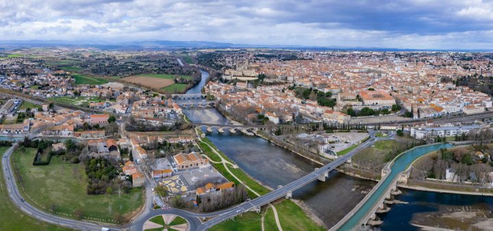 Vue de Béziers : le Sud de la France est en train de devenir lui aussi un territoire clé pour l’implantation de gigafactories, avec deux projets importants qui verront bientôt le jour.