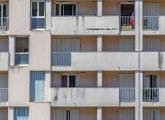 Copropriétés dégradées : une façade d'immeuble en mauvais état.