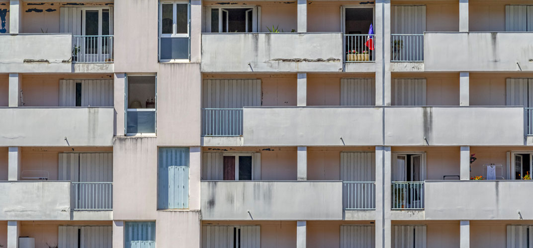 Copropriétés dégradées : une façade d'immeuble en mauvais état.