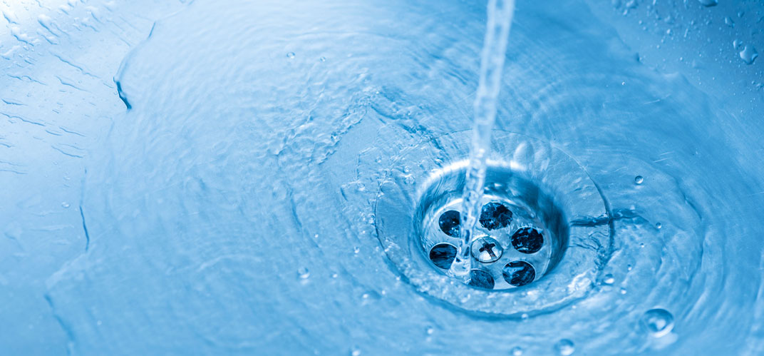 Ressource en eau sous pression, sécheresses récurrentes, réseaux vétustes : face à l’urgence, les collectivités locales imaginent des solutions concrètes pour gérer l’eau autrement. (Re)découvrez les initiatives les plus marquantes déjà présentées dans Envies de ville.