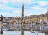 îlots de chaleur : un miroir d'eau installé sur la place d'un centre-ville historique.