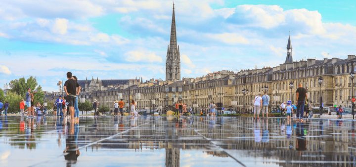 îlots de chaleur : un miroir d'eau installé sur la place d'un centre-ville historique.