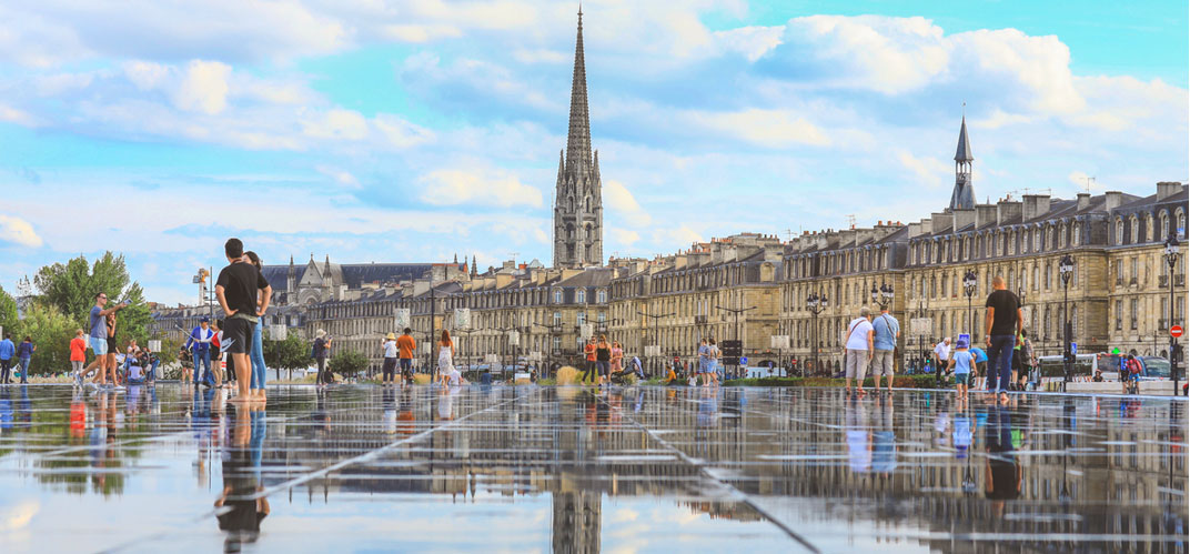 îlots de chaleur : un miroir d'eau installé sur la place d'un centre-ville historique.