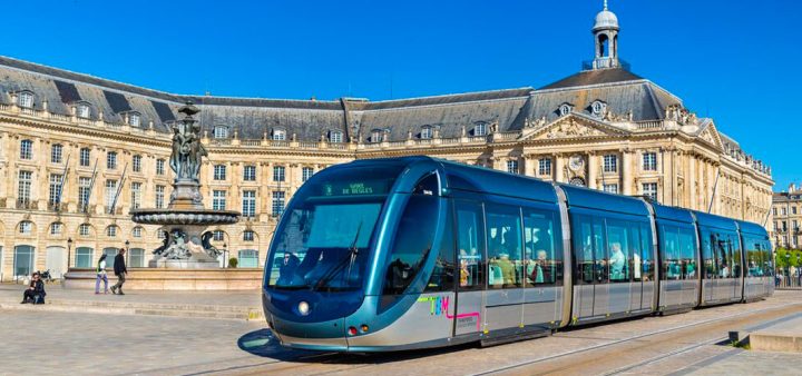 Interview de Christine Bost , "les transports sont la colonne vertébrale de la ville" : Un tram sur une place de centre-ville historique.