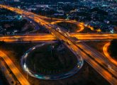 Villes et intelligence artificielle : un échangeur autoroutier la nuit.