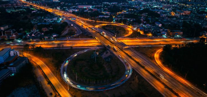 Villes et intelligence artificielle : un échangeur autoroutier la nuit.
