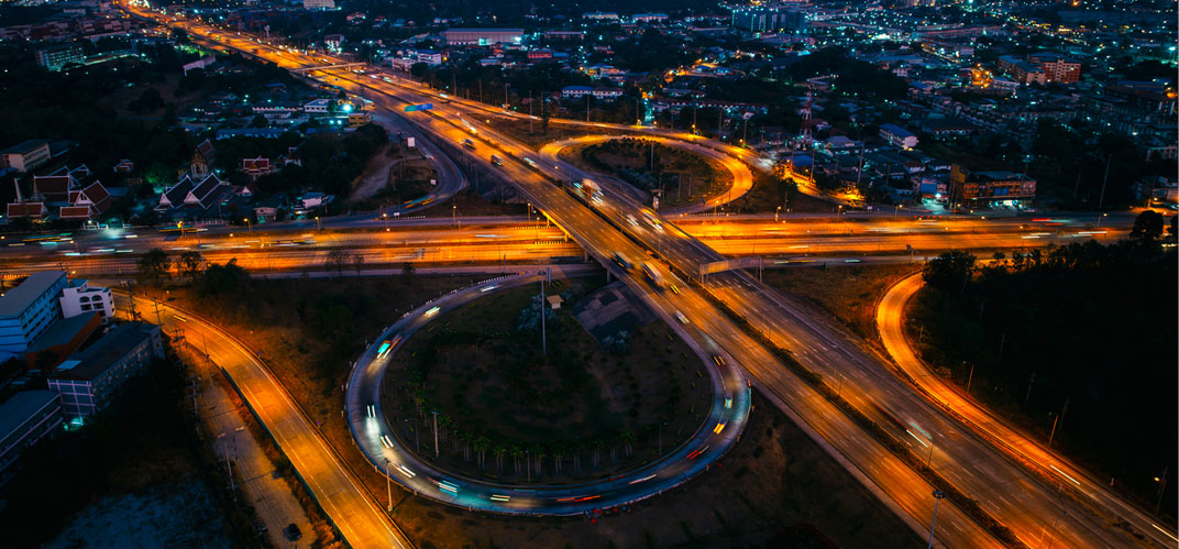 Villes et intelligence artificielle : un échangeur autoroutier la nuit.