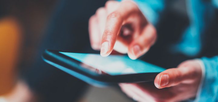 Dans la rue et dans les transports en commun, des applications renforcent la sécurité des femmes contre les agressions et le harcèlement.