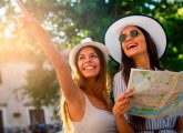 Agences d'attractivité :deux jeunes touristes, plan de la ville en main.