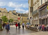 Manager de ville : un centre-ville historique et passant.