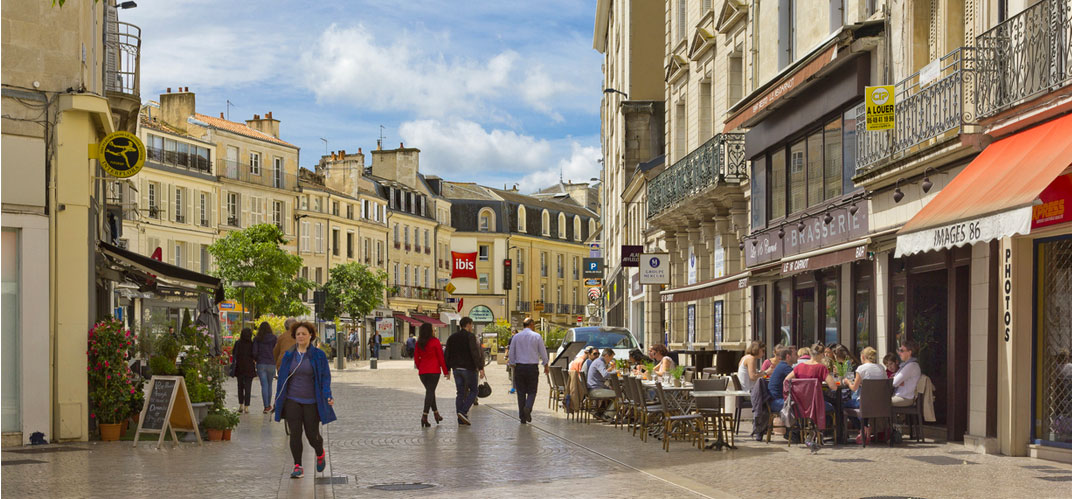 Manager de ville : un centre-ville historique et passant.