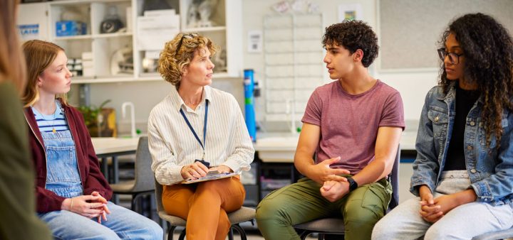 Une réunion entre acteurs, actrices institutionnels et de jeunes habitants.