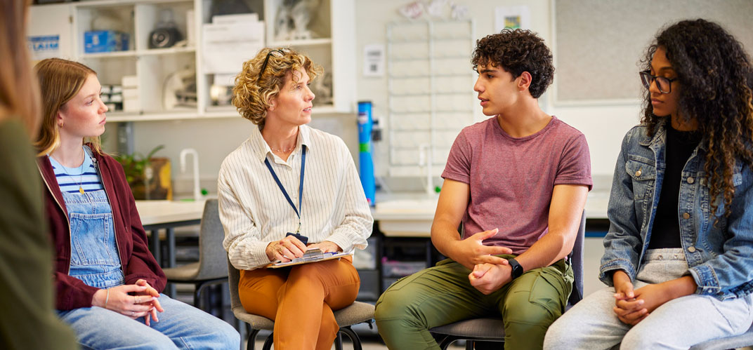 Une réunion entre acteurs, actrices institutionnels et de jeunes habitants.