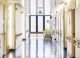 Déserts médicaux : un couloir d'hôpital vide.