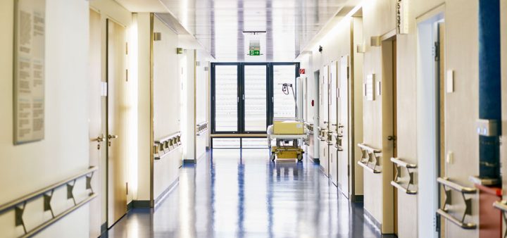 Déserts médicaux : un couloir d'hôpital vide.