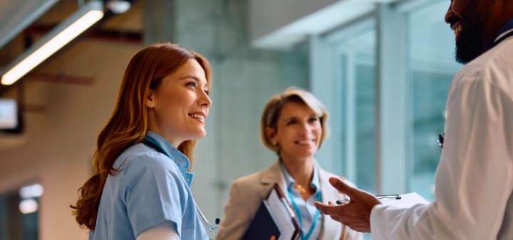 Face à la pénurie de médecins traitants, les collectivités locales, associations et professionnels inventent de nouvelles manières d’assurer l’accès aux soins.