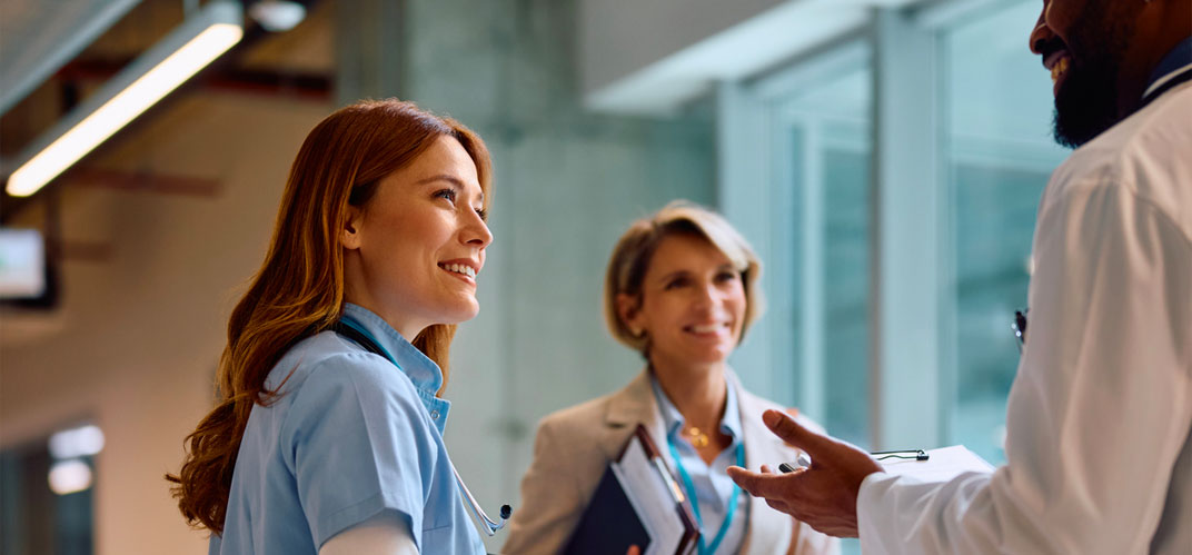 Face à la pénurie de médecins traitants, les collectivités locales, associations et professionnels inventent de nouvelles manières d’assurer l’accès aux soins.
