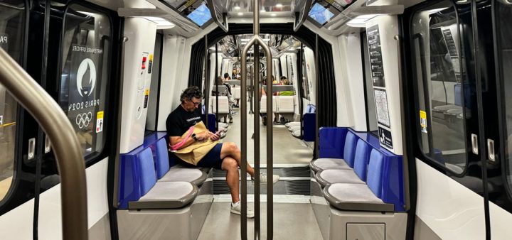 ITW de Frédéric Gilli : une rame du nouveau RER parisien aux couleurs des JO.