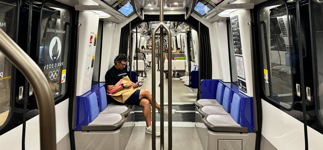 ITW de Frédéric Gilli : une rame du nouveau RER parisien aux couleurs des JO.