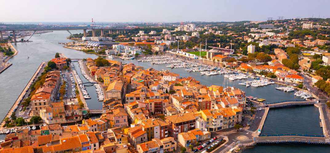 Capital territorial : vue aérienne d'une ville portuaire.