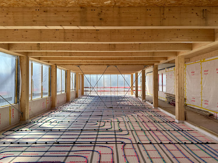 Vue de l'intérieur bois et béton de l'école Dominique Frelaut