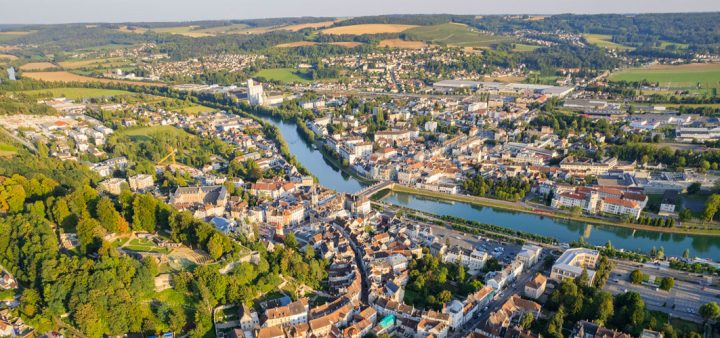 Vue aérienne d'une commune française.