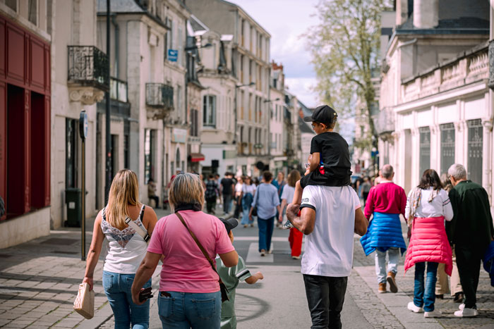 Une rue piétonne du centre-ville de Bourges.
